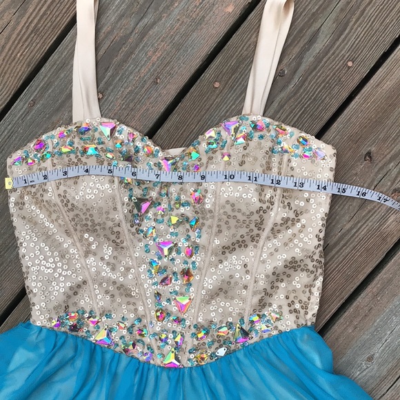 Dress like Cinderella in this glamorous gown. 3/4 - Picture 9 of 12